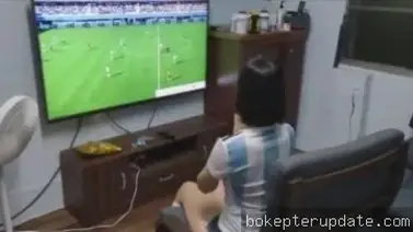 Cewek cakep nonton bola sambil digebukin
